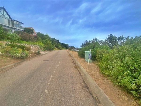 940 m² Land available in Outeniqua Strand