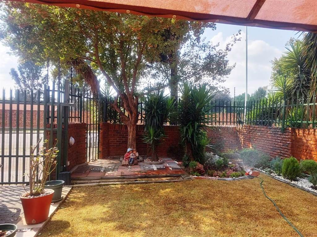 2 Bed Townhouse in Boksburg South photo number 28