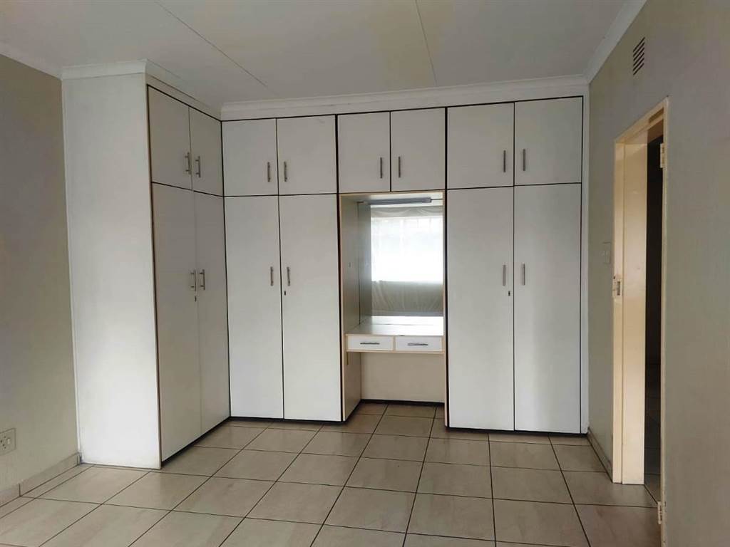 2 Bed Townhouse in Boksburg South photo number 15