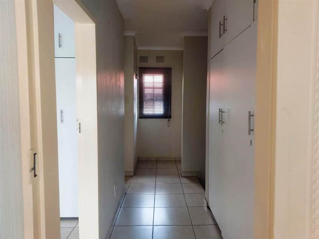 2 Bed Townhouse in Boksburg South photo number 12