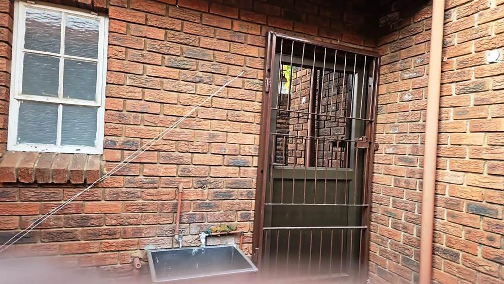 2 Bed Townhouse in Boksburg South photo number 24