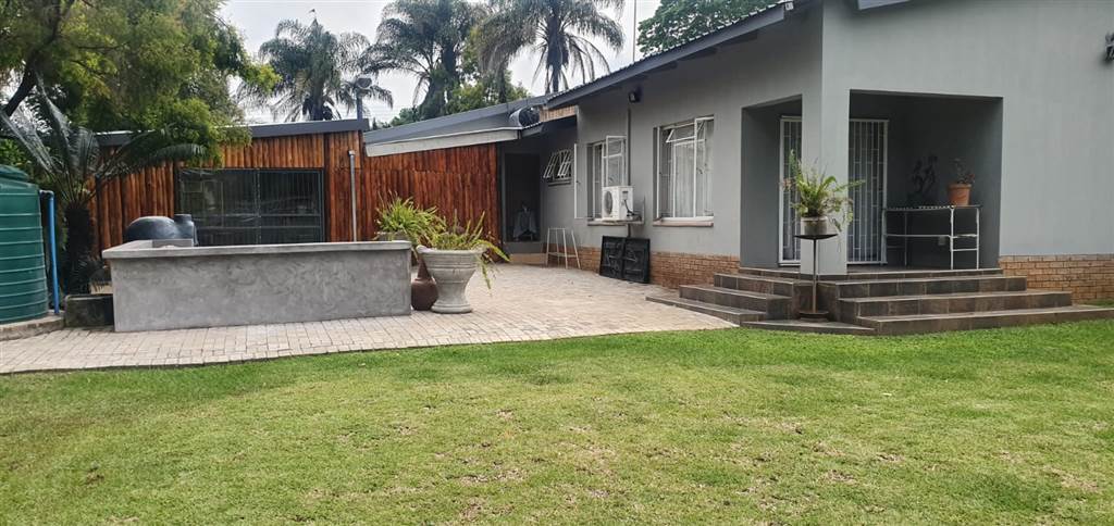 6 Bed House in Louis Trichardt photo number 10