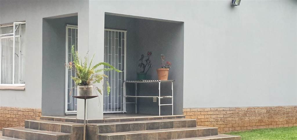6 Bed House in Louis Trichardt photo number 15