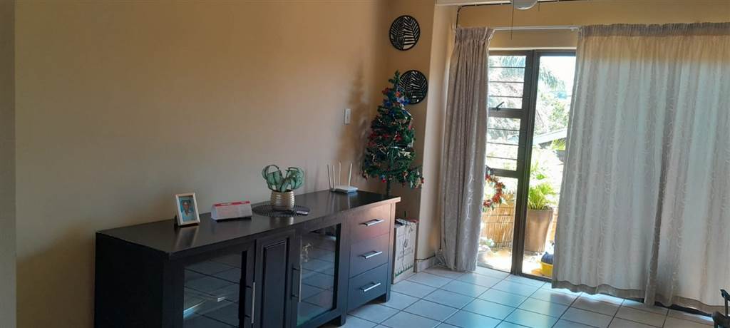 2 Bed Apartment in Amanzimtoti photo number 2