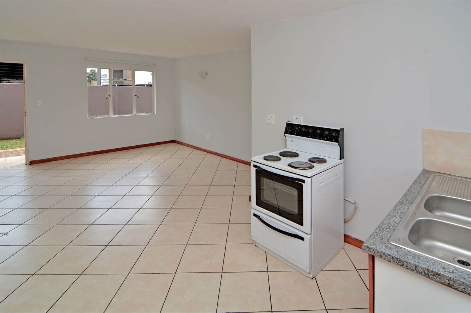 2 Bed Apartment in Protea Glen photo number 11