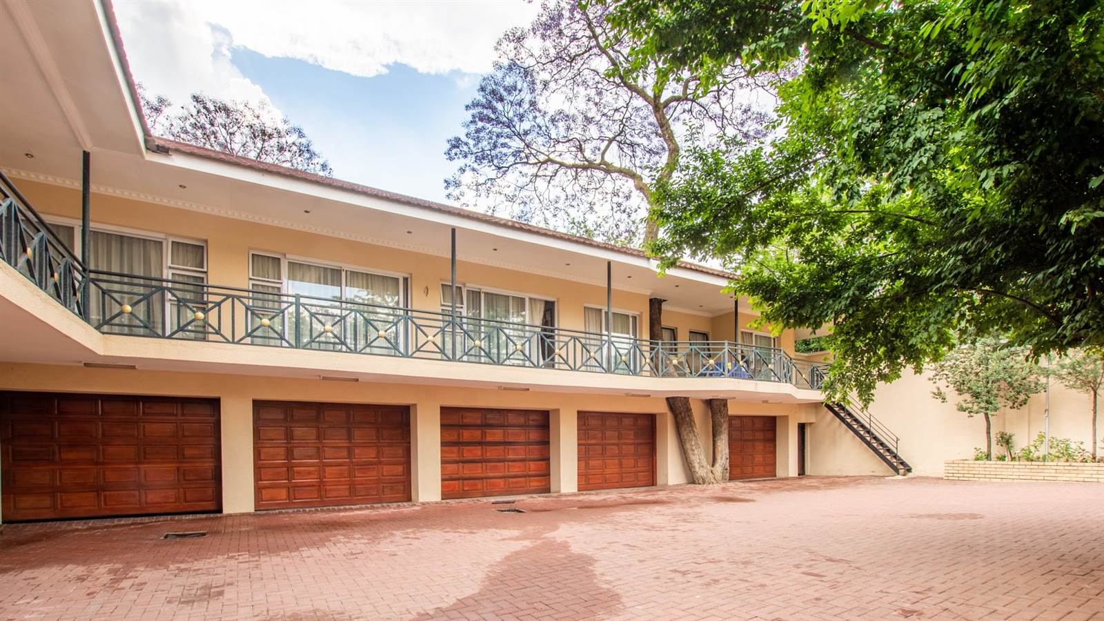 11 Bed House in Parktown North photo number 2