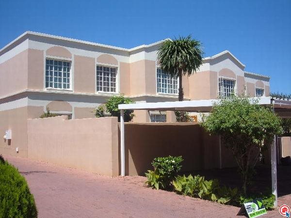3 Bed Townhouse in Roodekrans