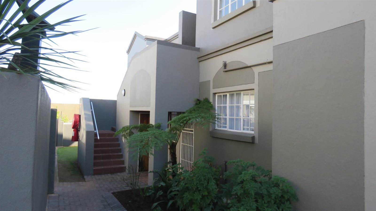 3 Bed Townhouse in Roodekrans photo number 2