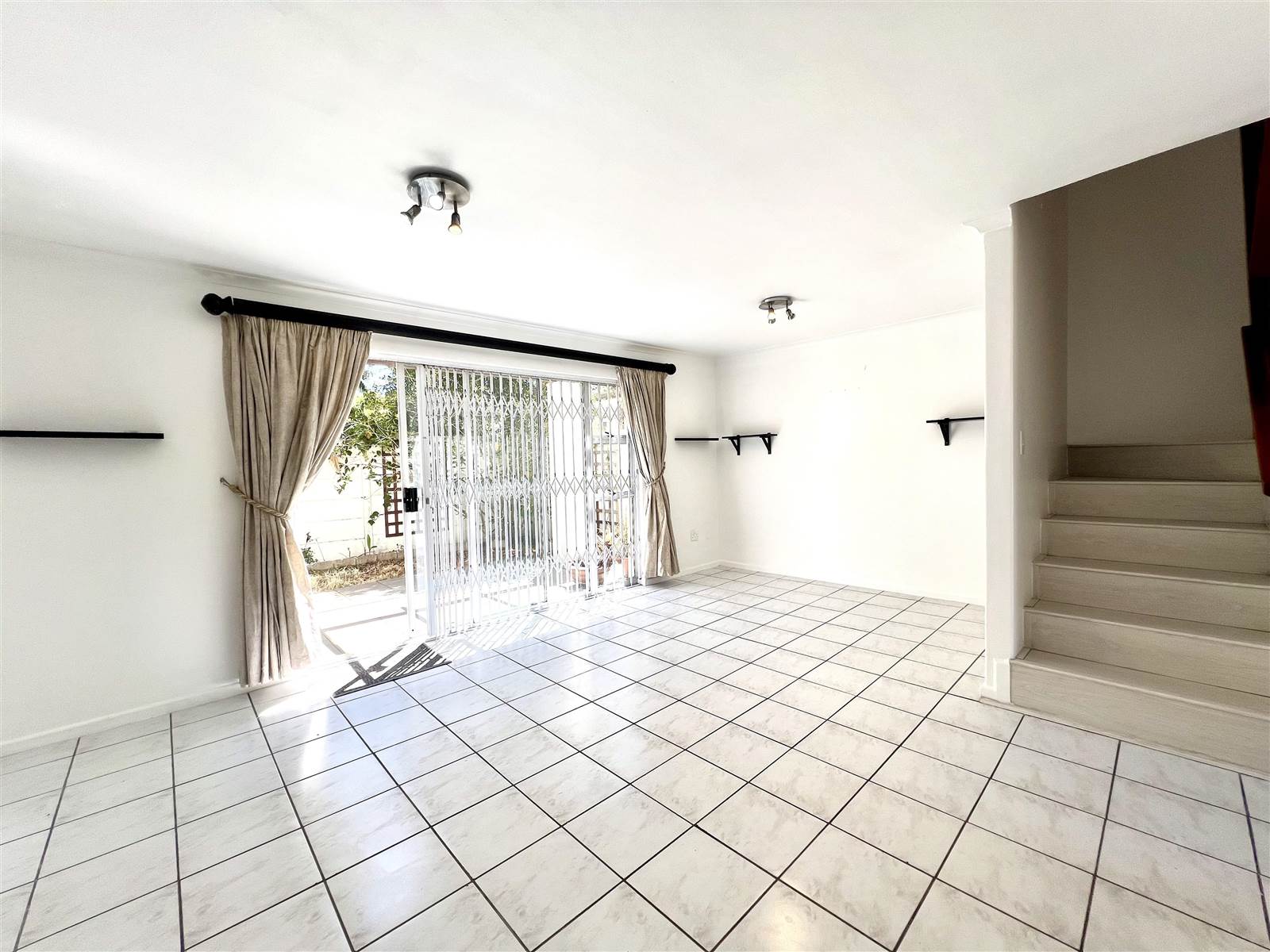 3 Bed Townhouse in Rondebosch photo number 2