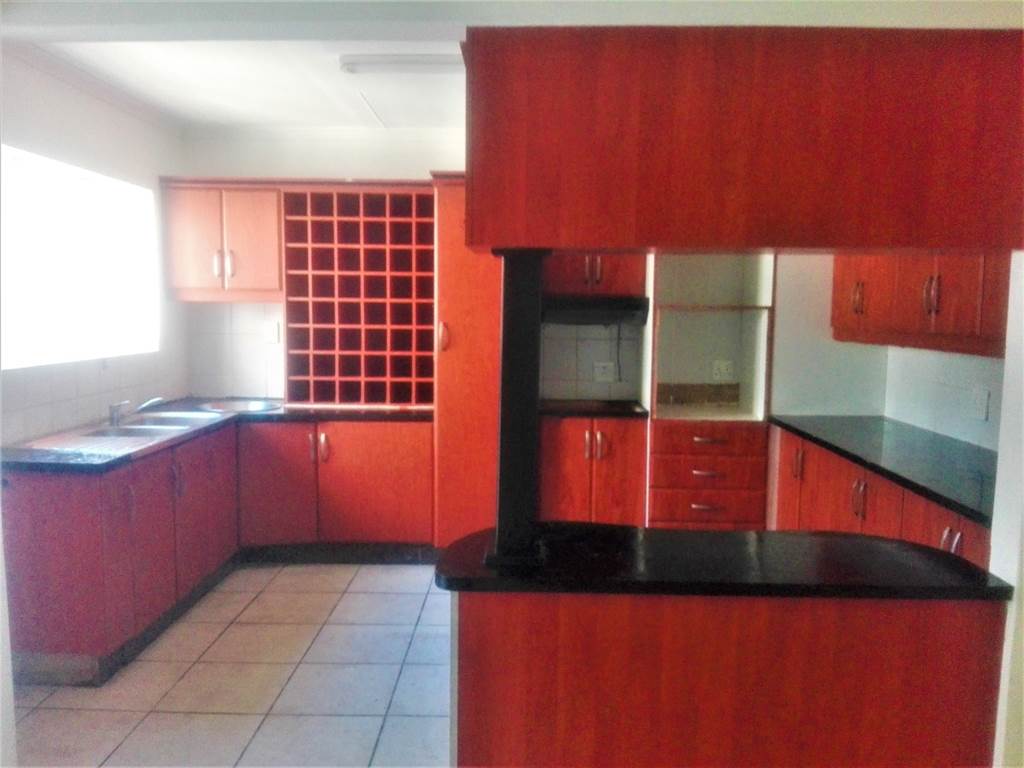 4 Bed House in Uvongo photo number 9