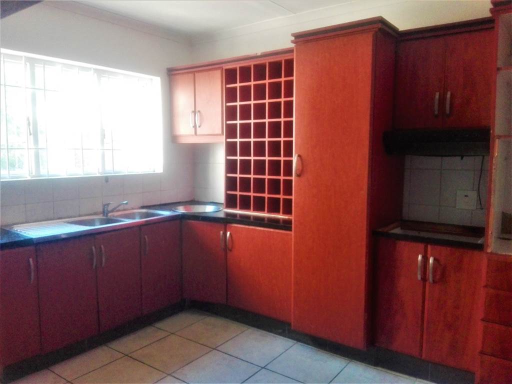 4 Bed House in Uvongo photo number 11