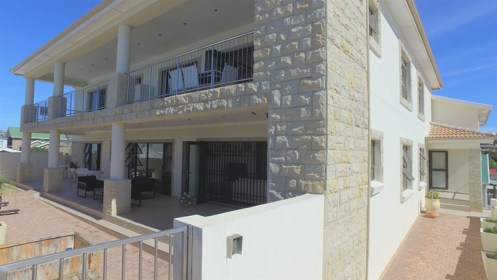 8 Bed House in Jeffreys Bay photo number 20