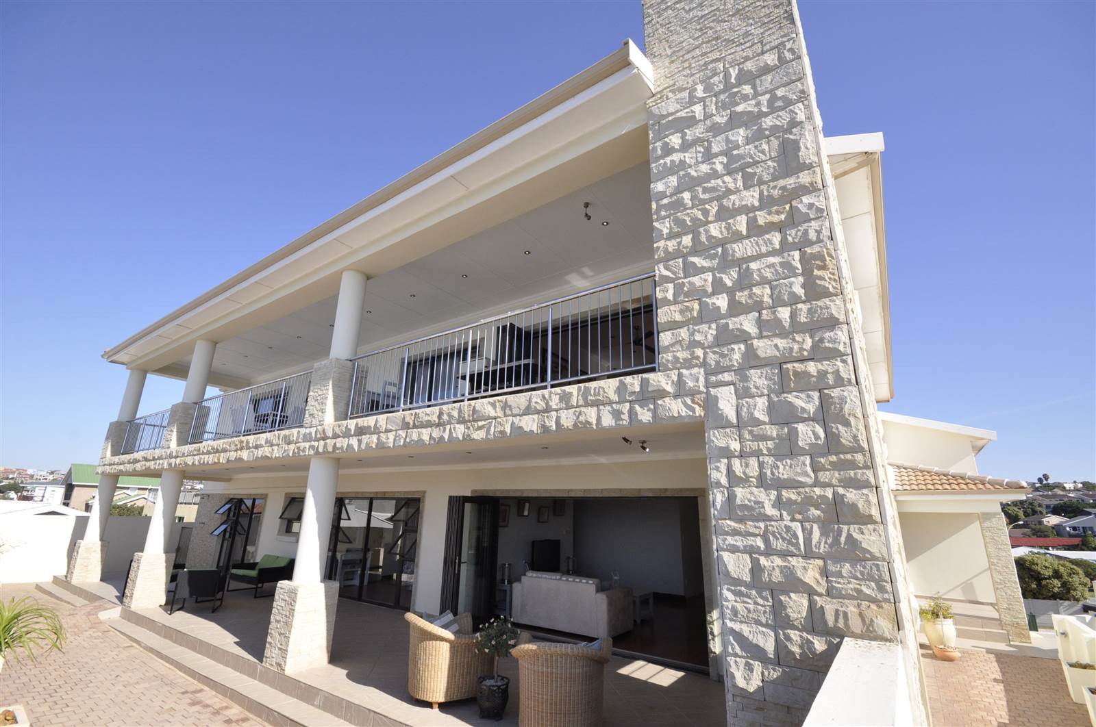 8 Bed House in Jeffreys Bay photo number 2