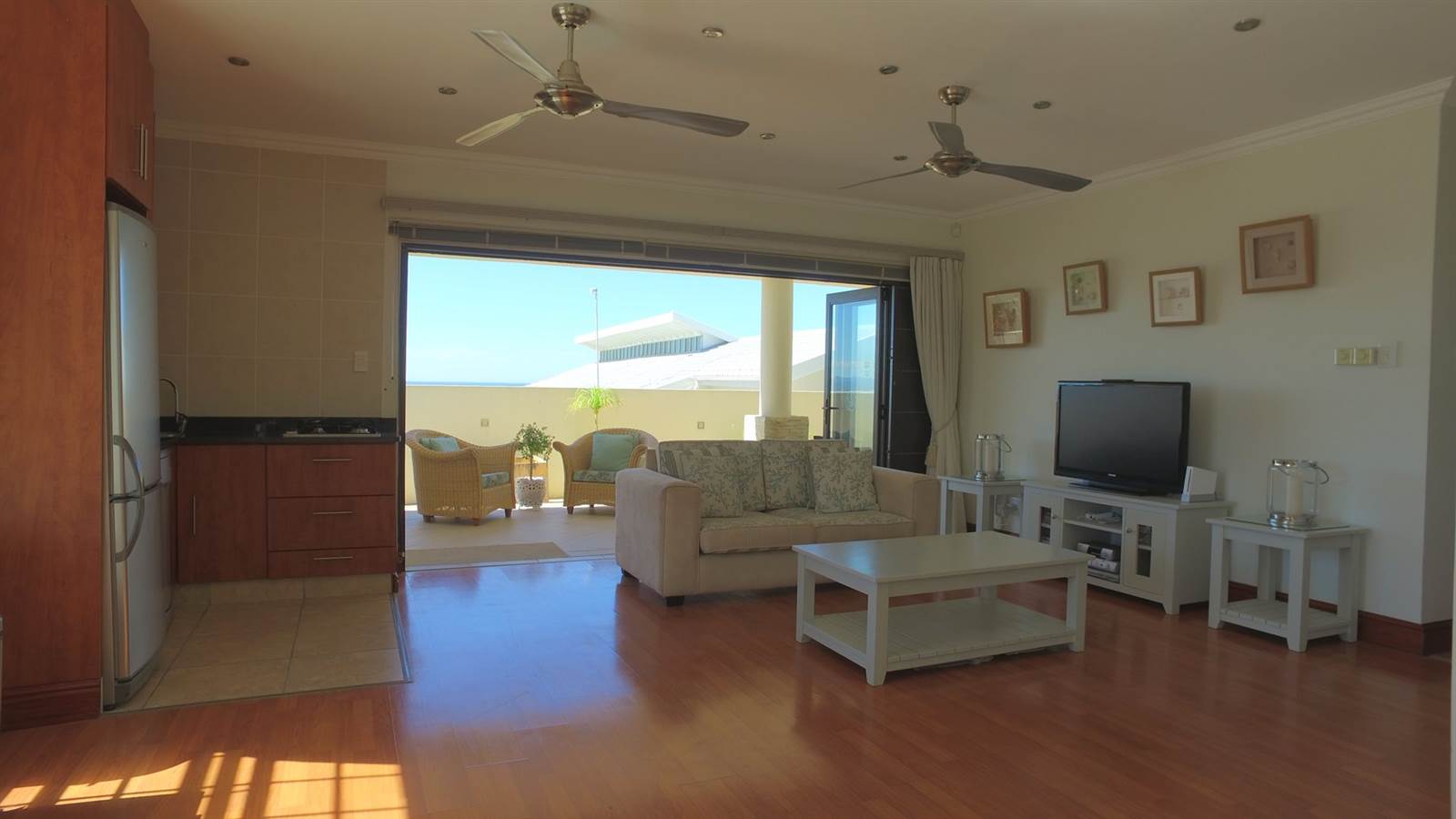8 Bed House in Jeffreys Bay photo number 6