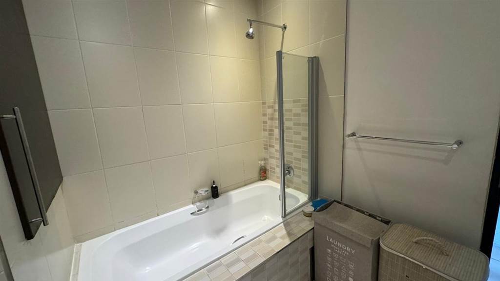 2 Bed Apartment in Bedfordview photo number 15