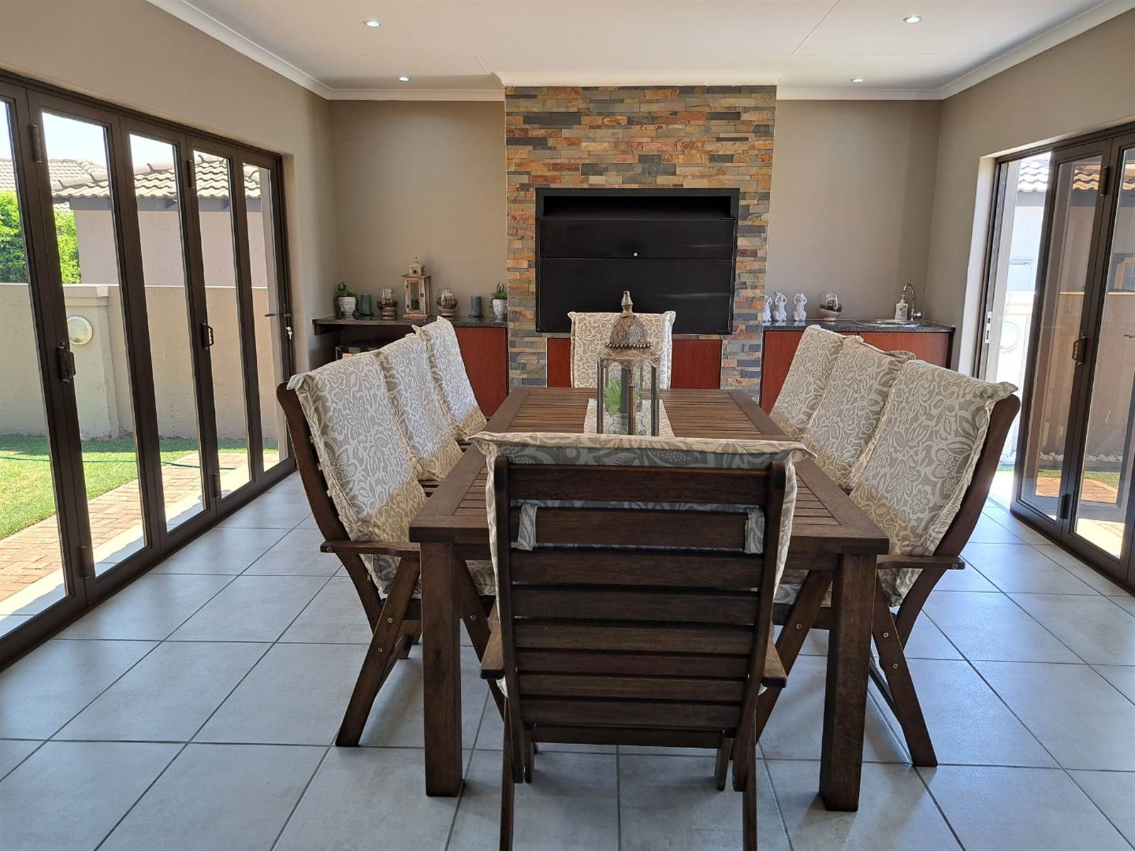 3 Bed Townhouse in Carletonville photo number 6