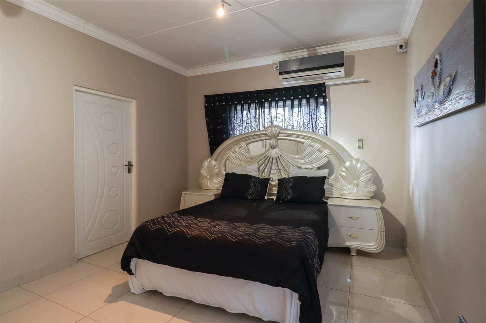 6 Bed House in Kyalami Hills photo number 18