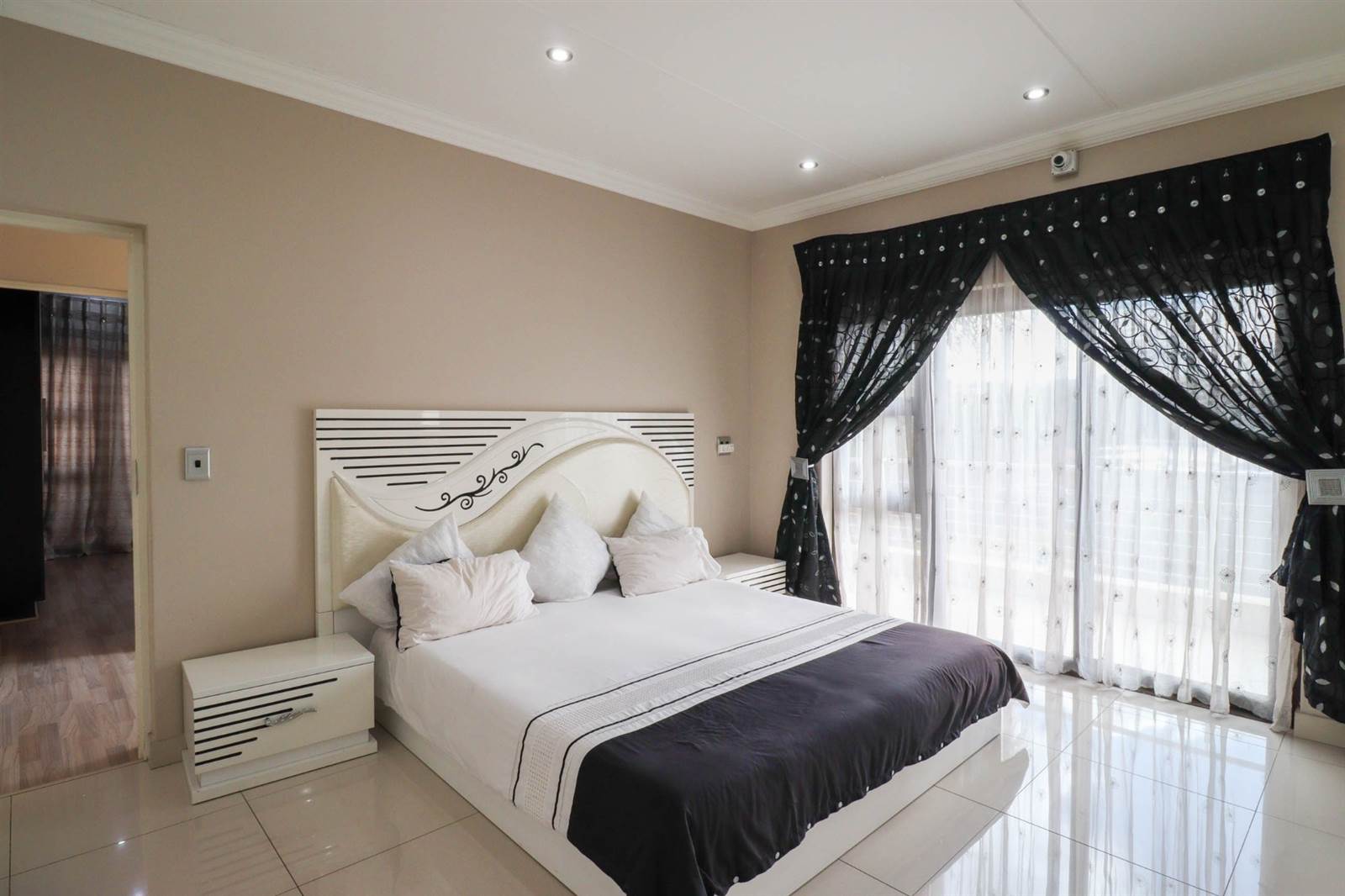 6 Bed House in Kyalami Hills photo number 25