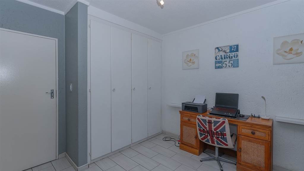 2 Bed Apartment in Marais Steyn Park photo number 13