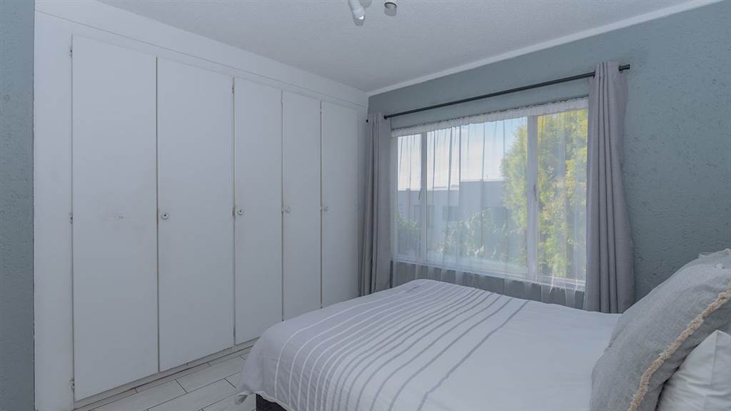 2 Bed Apartment in Marais Steyn Park photo number 10