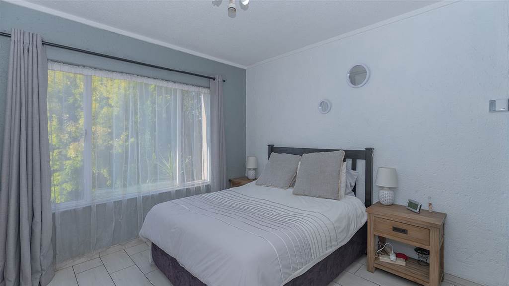 2 Bed Apartment in Marais Steyn Park photo number 9