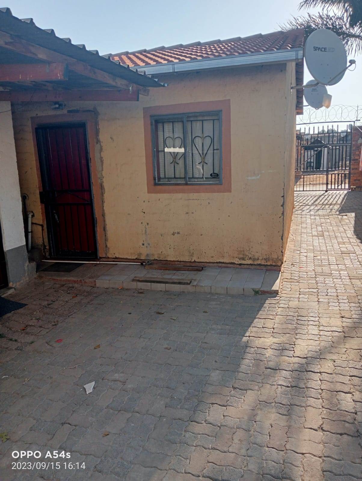 2 Bed House in Olievenhoutbosch photo number 3