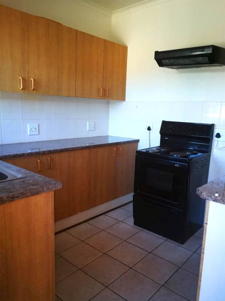3 Bed Townhouse in Grobler Park photo number 6