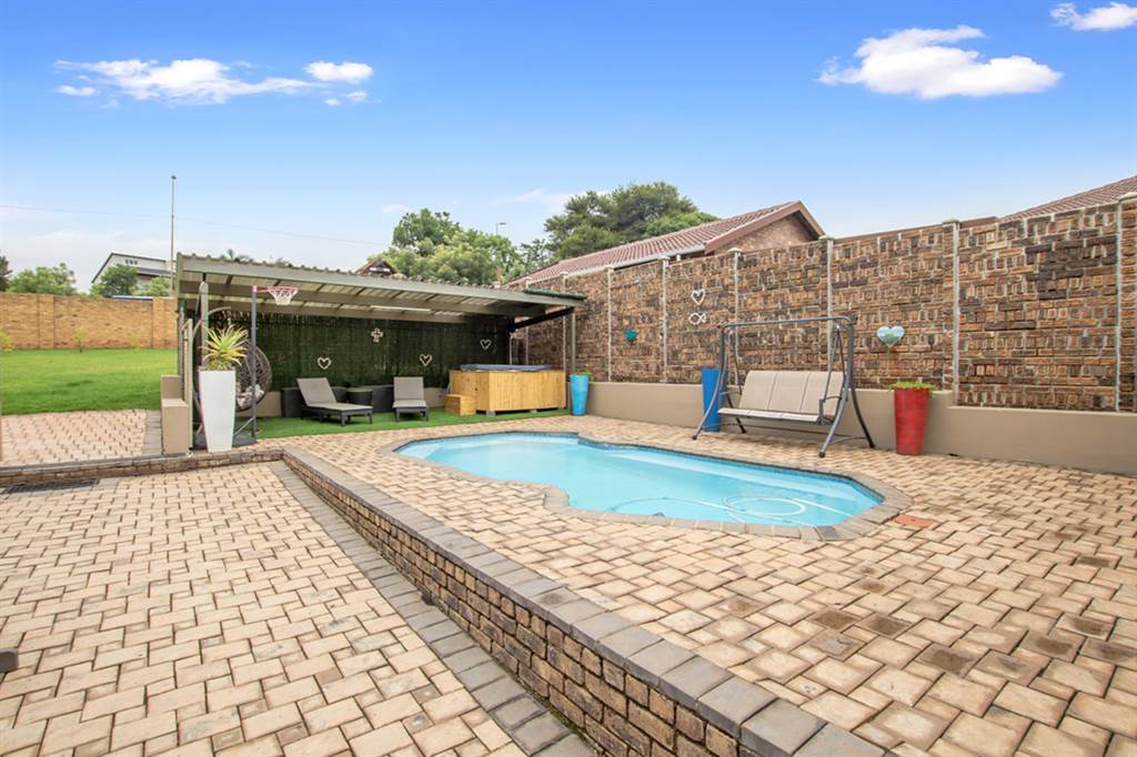 4 Bed House in Kloofendal photo number 26
