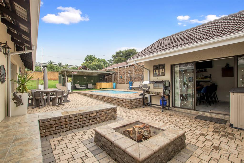 4 Bed House in Kloofendal photo number 27