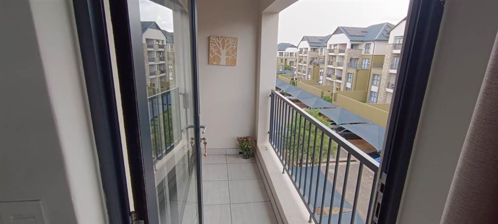 1 Bed Apartment in Jukskei View photo number 7
