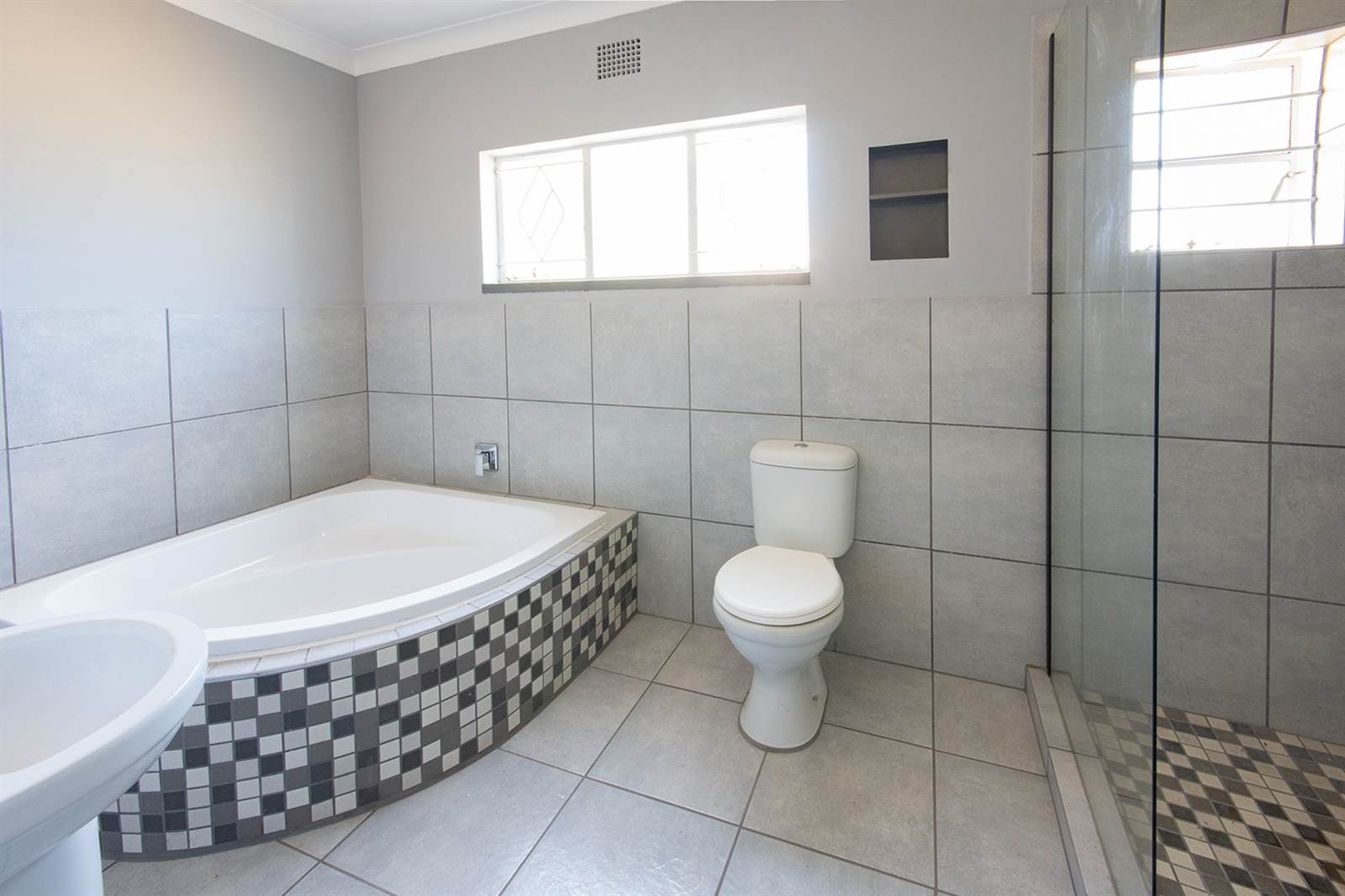 3 Bed House in Rensburg photo number 5