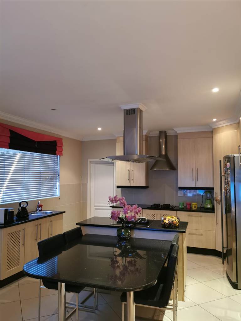 3 Bed Apartment in Mayfair photo number 5