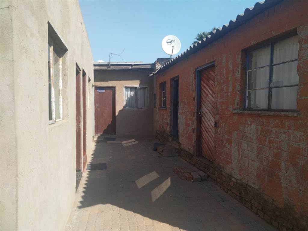 10 Bed House in Tembisa photo number 6