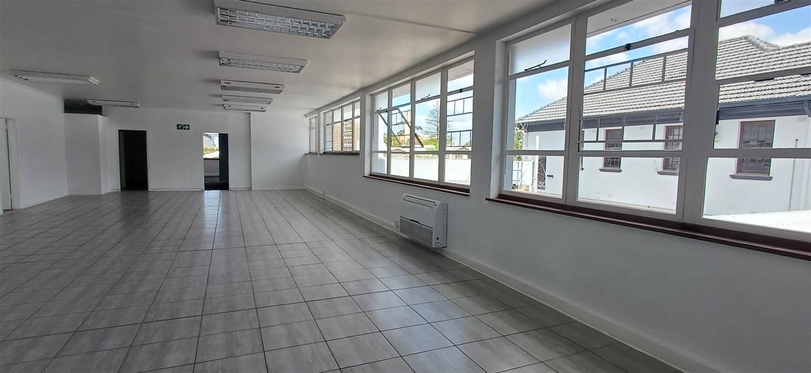 143  m² Commercial space in Somerset West Central photo number 3