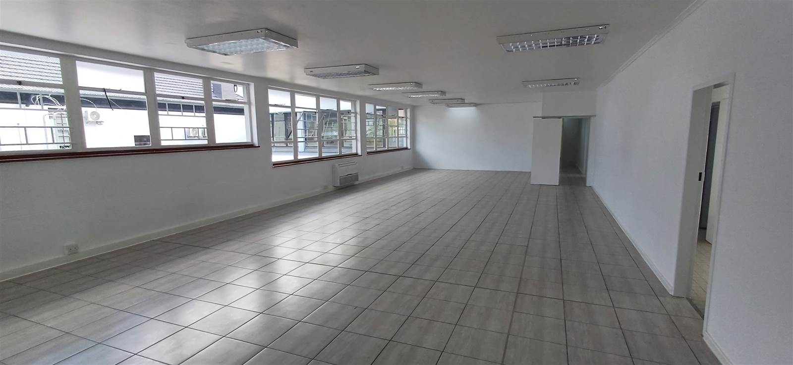 143  m² Commercial space in Somerset West Central photo number 4