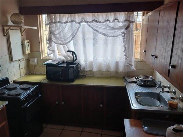 2 Bed Townhouse in Kroonstad photo number 28
