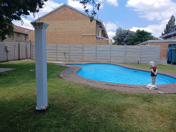2 Bed Townhouse in Kroonstad photo number 10
