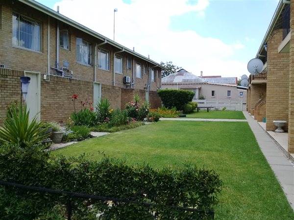 2 Bed Townhouse in Kroonstad photo number 16