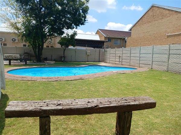 2 Bed Townhouse in Kroonstad photo number 8