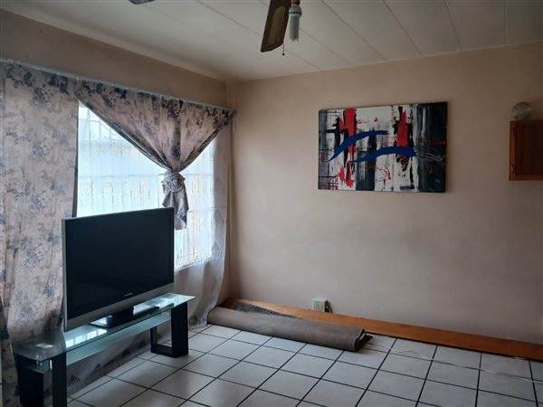 2 Bed Townhouse in Kroonstad photo number 21