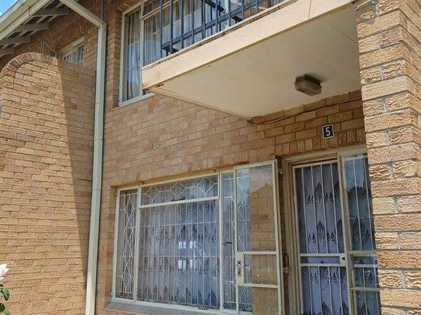 2 Bed Townhouse in Kroonstad photo number 1