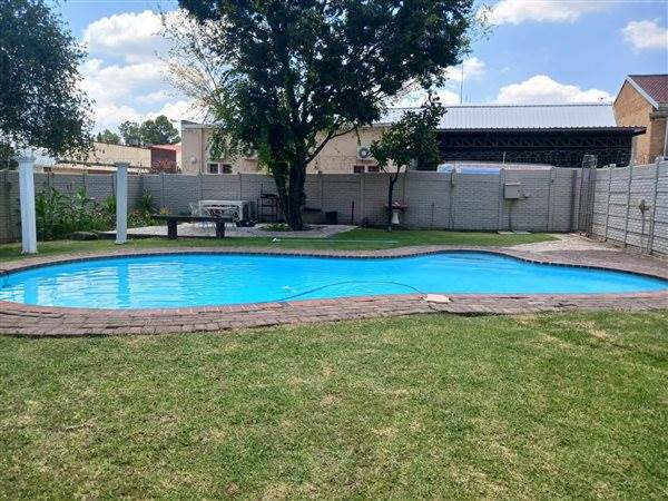 2 Bed Townhouse in Kroonstad photo number 9