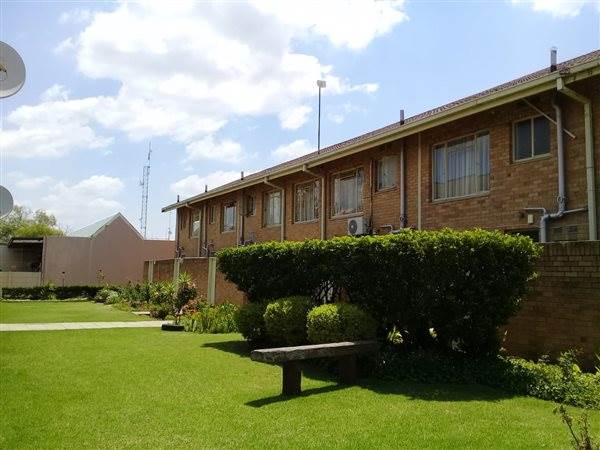 2 Bed Townhouse in Kroonstad photo number 17