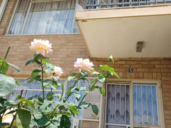2 Bed Townhouse in Kroonstad photo number 2