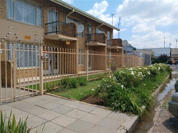 2 Bed Townhouse in Kroonstad photo number 3