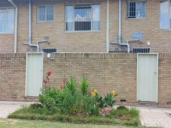 2 Bed Townhouse in Kroonstad photo number 7