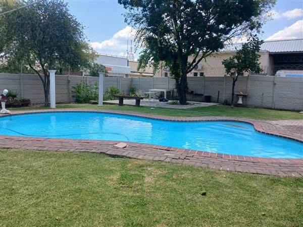 2 Bed Townhouse in Kroonstad photo number 11