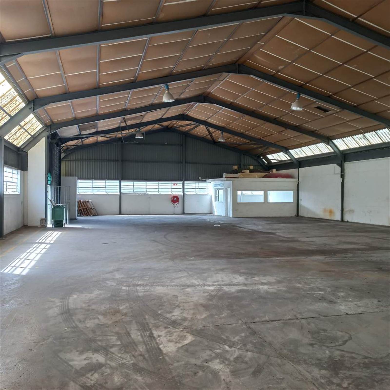 560  m² Industrial space in Retreat photo number 1