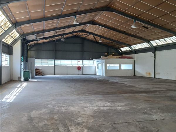 560  m² Industrial space in Retreat