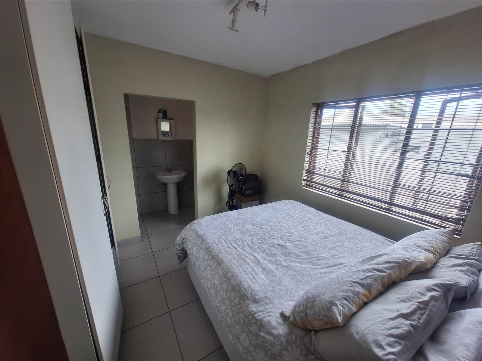2 Bed Apartment in Sonheuwel photo number 12
